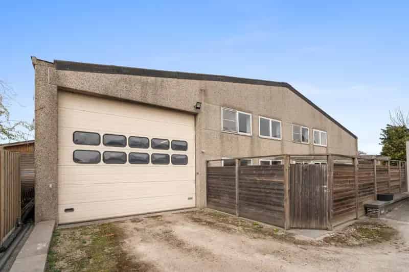 Magazijn met kantoren en conciërgewoning