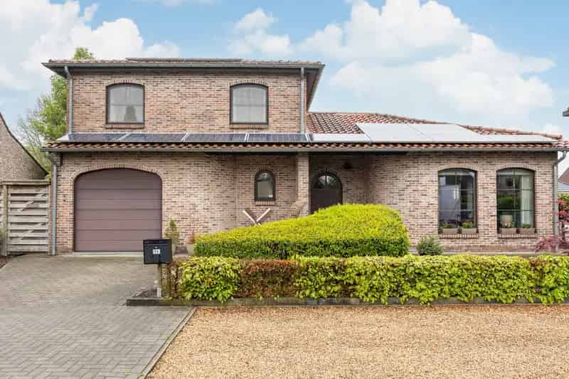 Welkom bij deze verzorgde woning gelegen aan Uitbreidingsstraat 11 te Rijkevorsel (Sint-Jozef).

Indeling:

Gelijkvloers:
Inkomhal
Gezellige leef- en eetruimte
Volledig uitgeruste keuken
Wasplaats
Berging
Douchekamer
Garage met extra bergruimte

Eerste ve