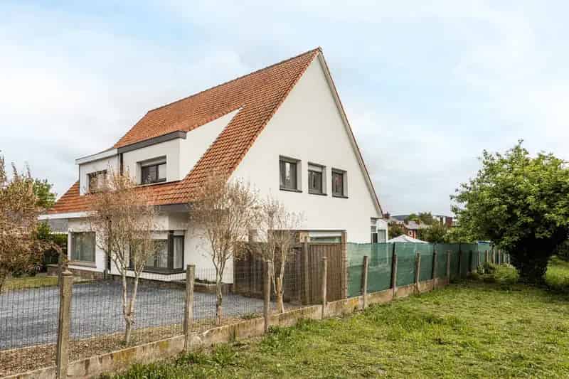 Instapklare halfopen bebouwing met tuin, oprit & garage!