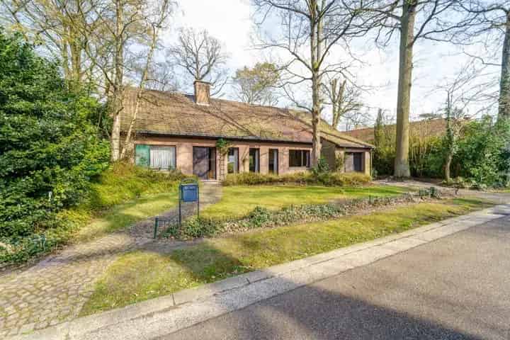 Vrijstaande villa op ruim perceel van 1000 m² te Hofstade
