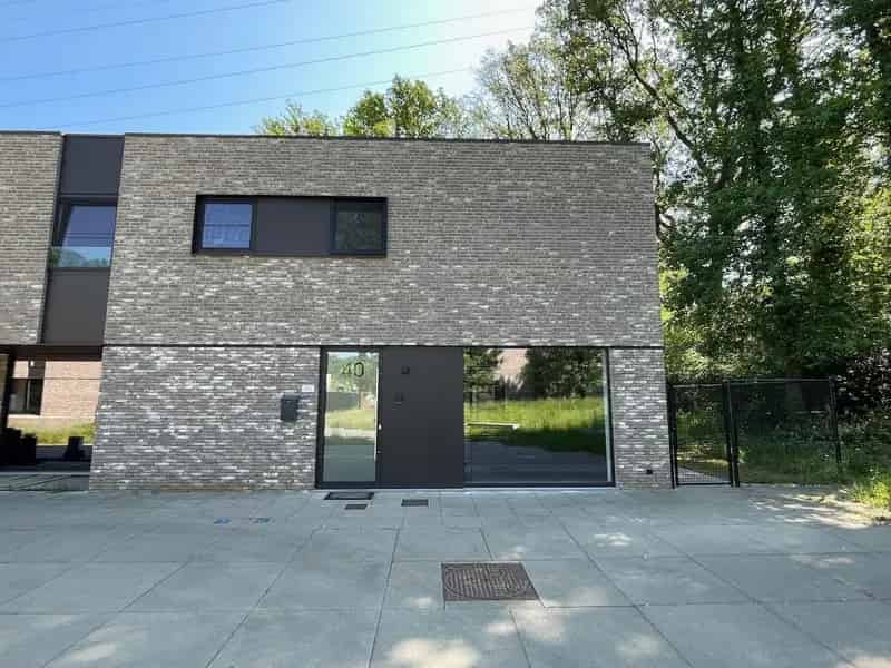 Genk - Bret, Atheneumstraat 40: Stijlvolle, energiezuinige woning met 3 slaapkamers, carport, tuin,... rustig gelegen in het groen op een top-locatie!
