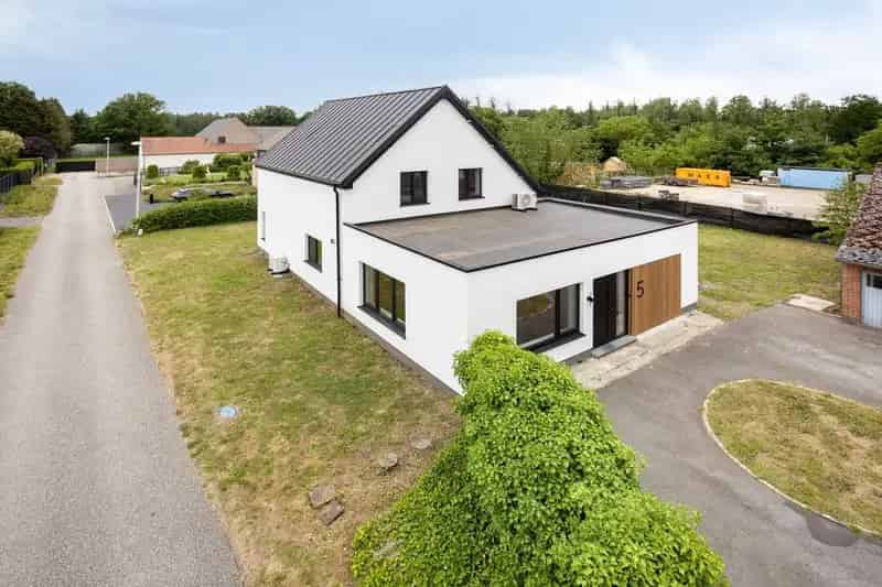Volledig gerenoveerde woning met 5 slaapkamers en bijgebouw met diverse mogelijkheden