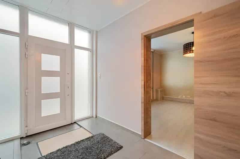 Ruime woning met tuintje en terras.