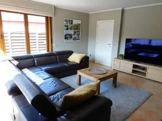 Stijlvolle en energiezuinige villa met zwemvijver op een zuidgericht perceel van 15a 30ca