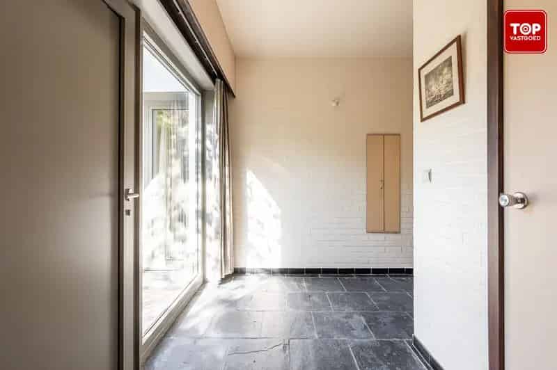 Ruime jaren zeventig villa in Mariakerke-Kolegem