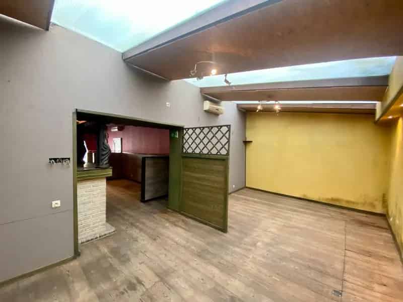 RUIM HANDELSPAND MET TAL VAN MOGELIJKHEDEN OP CENTRUM LOCATIE