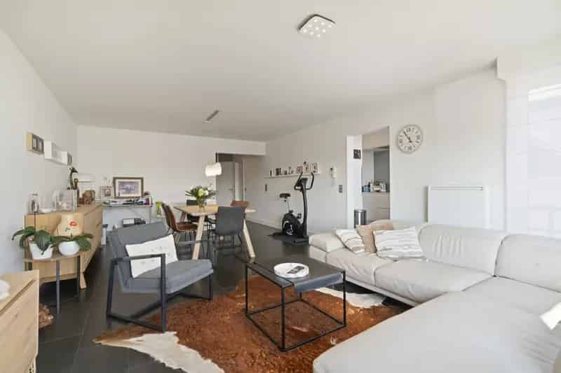 Ben je opzoek naar een instapklaar appartement met twee slaapkamers? Zoek niet verder! Dit appartement van 98m² met garage heeft alles wat je zoekt.

De indeling gaat als volgt:
- Inkomhal
- Lichtrijke woonkamer
- Volledig geïnstalleerde keuken
- Bergruim