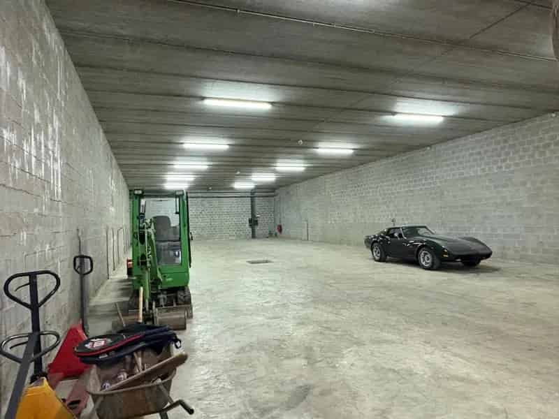 Bedrijfshal / opslagloods van +- 430m² gelegen in het Verlipark !