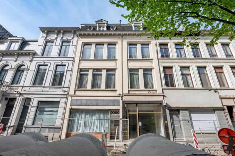 Dubbele handelswoning met mogelijkheden