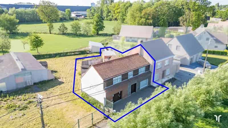 Op te frissen, landelijk gelegen woning.