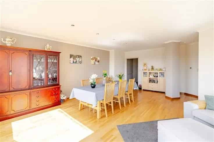 Appartement Te Koop  Zonnig Hoekappartement met Garage
