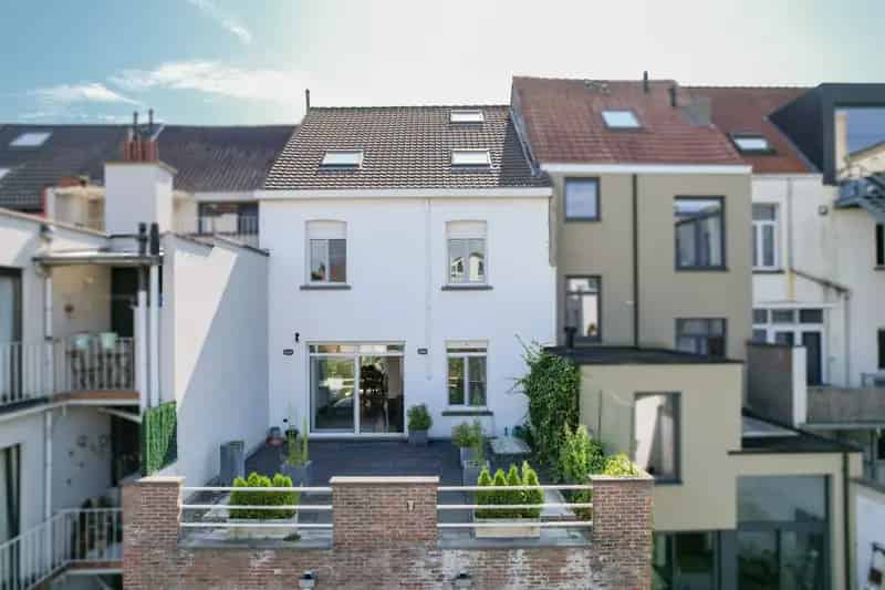 Ruime herenwoning met praktijkruimte en garage op TOPlocatie