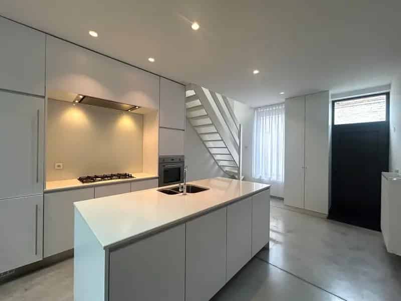 Instapklare stadswoning met zonneterras te Roeselare!