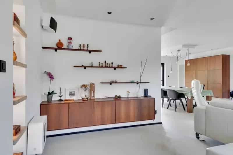 Ruime woning met zwembad op mooi groot perceel