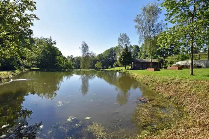 Ydillisch gelegen visvijer met 3 grote waterpartijen in de regio van Vresse-Sur-Semois!