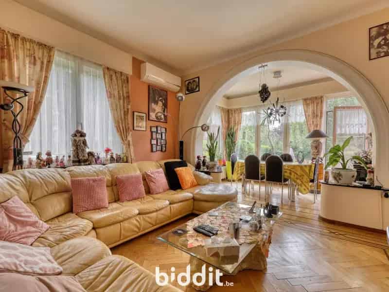 Een woonhuis met mooi zwembad en zonnepannelen