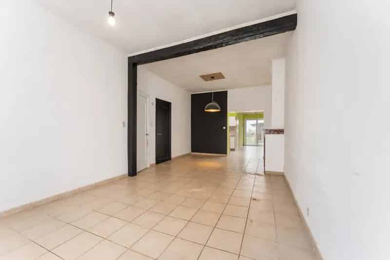 Deze op te frissen woning heeft heel wat troeven in petto.
Via de vaste trap naar zolder kunnen er nog meerdere kamers worden opgericht.
Bovendien is de renovatieverplichting niet van toepassing wat we beschikken over een EPC Label: C

De indeling is als 