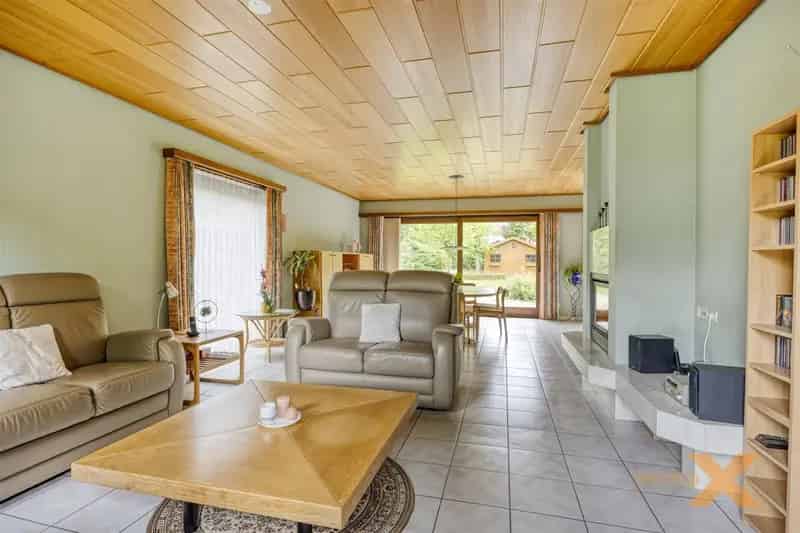 OP TE FRISSEN RUIME VILLA MET GROTE TUIN