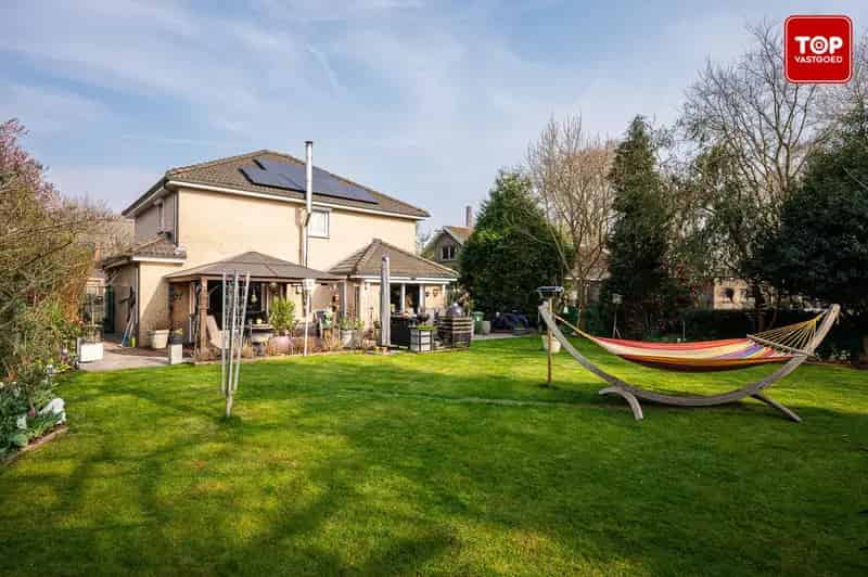 Ruime alleenstaande villa met 3 slaapkamers en tuin van 1001m².
