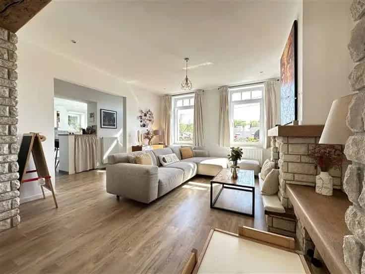 Gerenoveerde 4-Gevelwoning met Tuin en 3 Slaapkamers