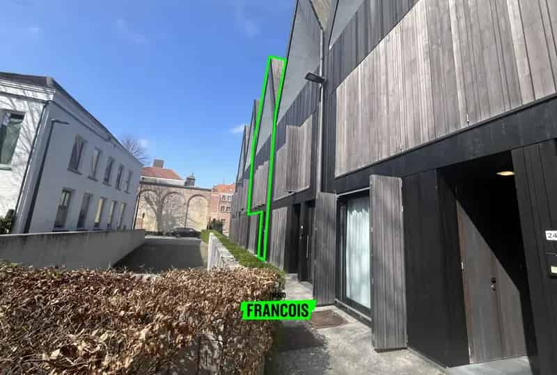 Triplex appartement met 5 slaapkamers en ondergrondse garagebox te centrum Brugge!