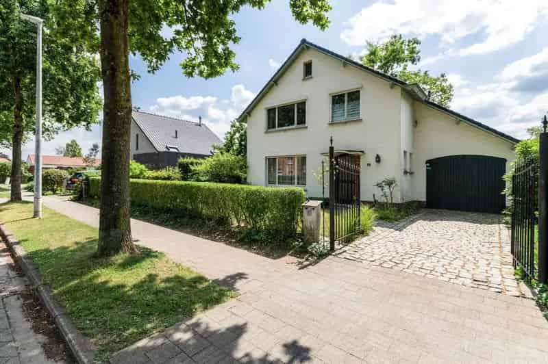 VERKOCHT! KARAKTERVOLLE WONING MET TOFFE TUIN EN GARAGE!