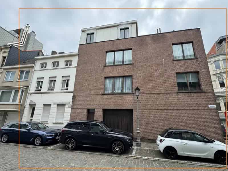 Te renoveren twee woonst te koop gelegen te Oostende.