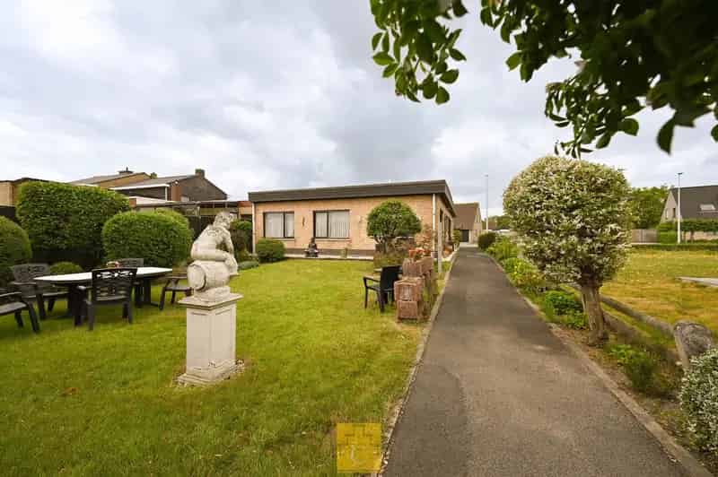 charmante driegevelbungalow met tuin en garage in hartje Loppem