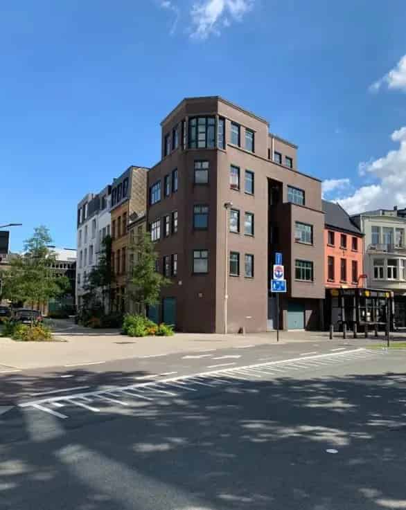 INSTAPKLAAR KANTOORGEBOUW MET UITSTRALING