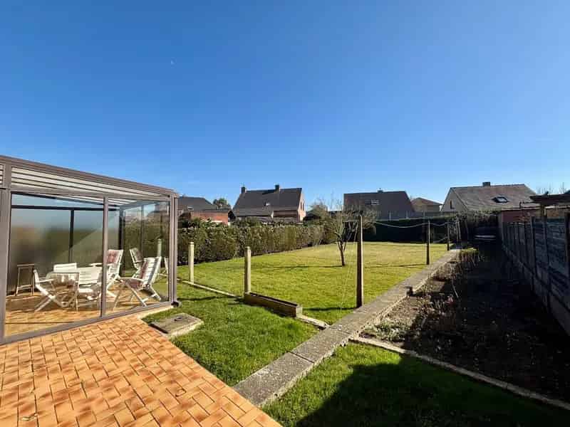 Ruime en kloeke halfopen woning met zonnige tuin. Opp:555m².