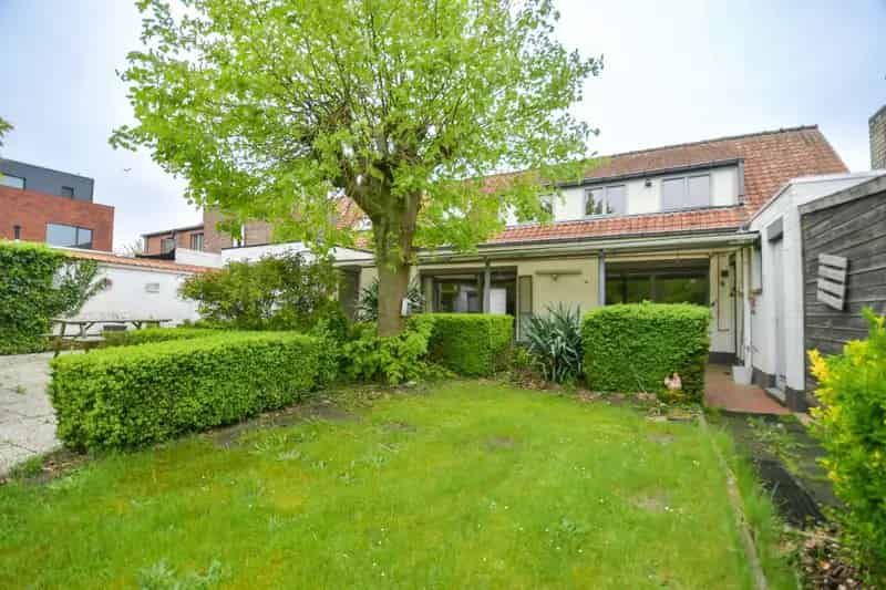 GOED GELEGEN WONING met prachtige idyllische tuin en uitweg op een perceel van 2034 m² met landelijke uitzichten
