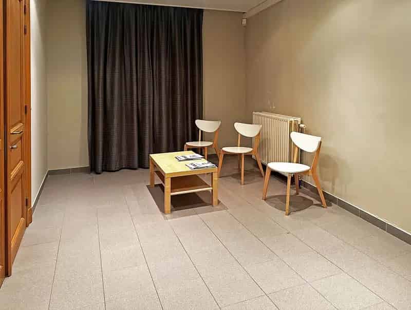 Opbrengsteigendom (praktijk + 2 appartementen) in Wijnegem centrum te koop!
