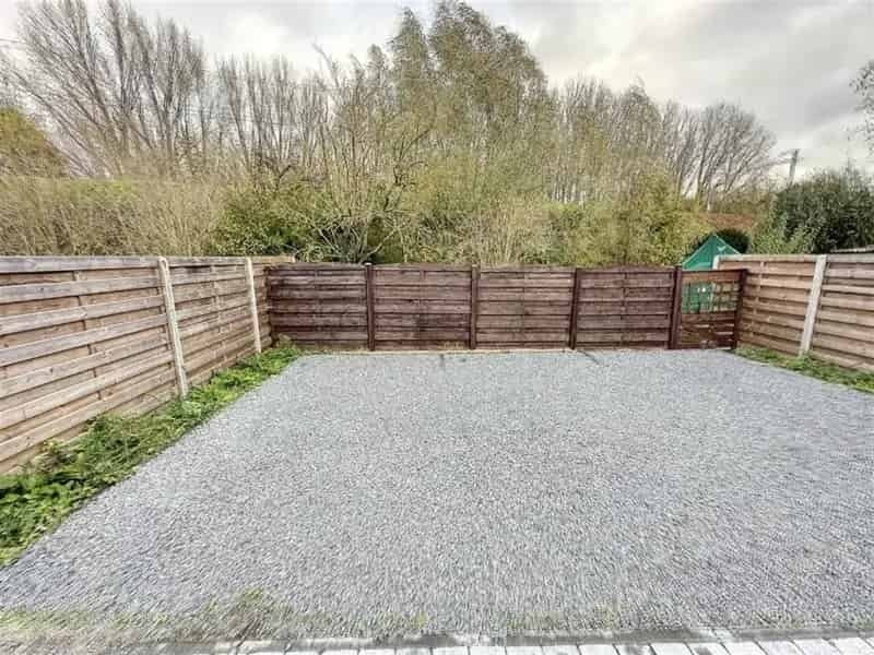 Twee autostaanplaatsen nabij het station van Denderleeuw.