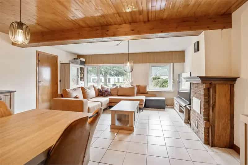 IDEALIS VASTGOED – AANGENAME OP TE FRISSEN WONING MET 2 BADKAMERS, 2 KEUKENS EN MOGELIJKHEID TOT 3 SLAAPKAMERS MET EEN BEWOONBARE OPPERVLAKTE VAN + - 170M² OP EEN PERCEEL VAN MAAR LIEFST 17A 55CA!