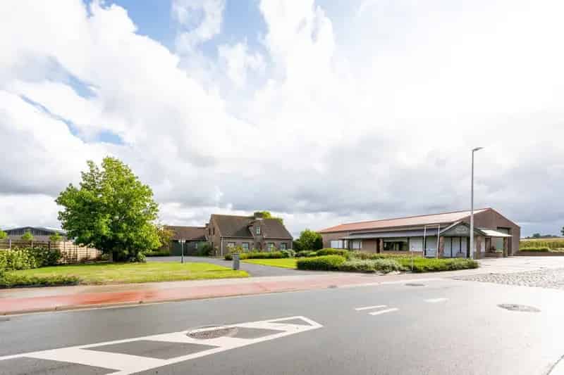 Verzorgde villa met 3 slaapkamers op ruim, groen perceel mét loods van 400m². 
Geweldige opportuniteit op een steenworp van Roeselare en met vlotte verbinding naar de E403!

De villa beschikt over een gunstig EPC dankzij de dubbele beglazing, centrale ver