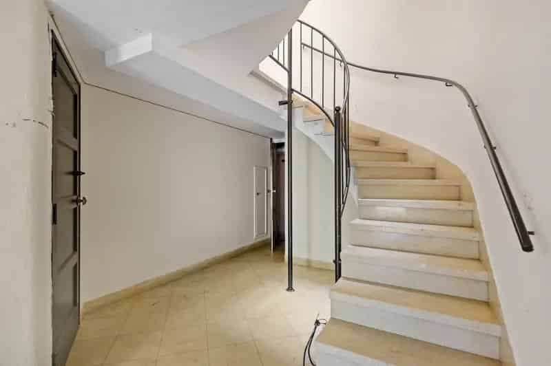 Opbrengsteigendom met 2 appartementen en 4 garageboxen te koop!