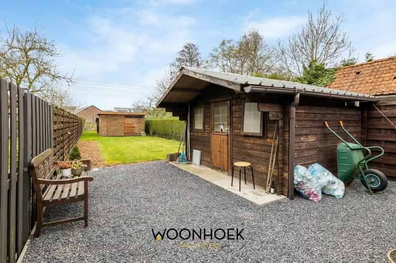 3-slpk halfopen bebouwing met zij-ingang in residentiële buurt te Lokeren.