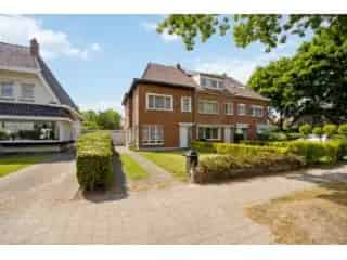 Huis te Koop Edegem - Zonnige Gezinswoning met Tuin en Garage
