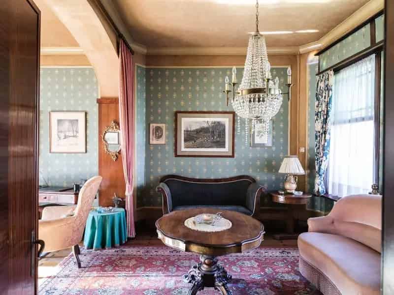 Op te frissen, karaktervolle art déco herenwoning naar de hand van architect J. Hebbelynck met aangename stadstuin met bijzonder veel potentieel.