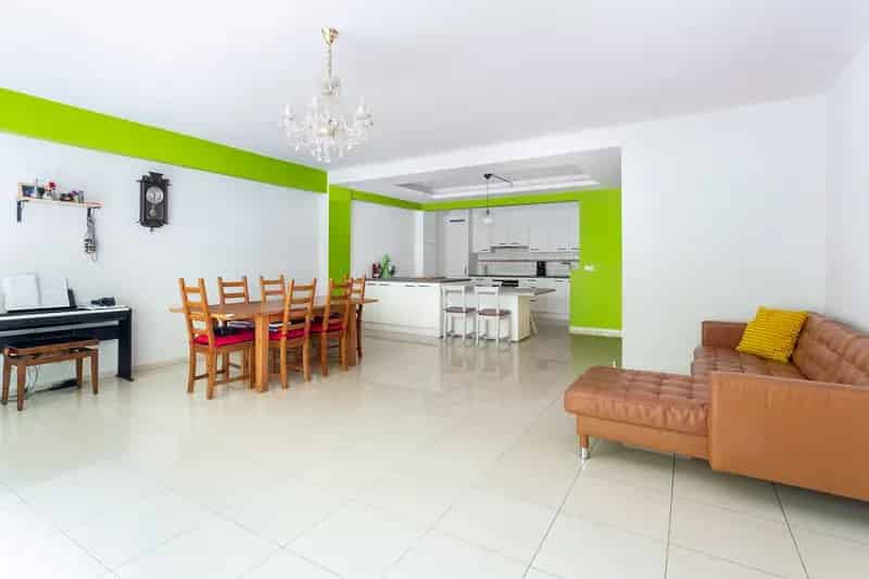 Uiterst ruim vierslaapkamer appartement tussen het Stadspark en de Theaterbuurt!  8534994