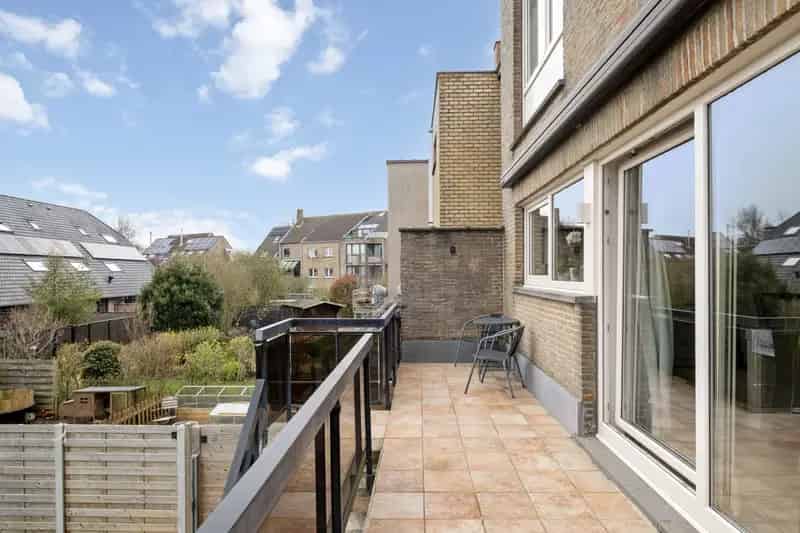 Vlakbij het het sportcentrum van Bredene en net om de hoek van de Spuikom kan je deze mooi verzorgde bel-étage woning terugvinden.
Deze ruime gezinswoning met goed georiënteerde tuin is voorzien van alle hedendaagse comfort.
De woning werd met kwalitatiev