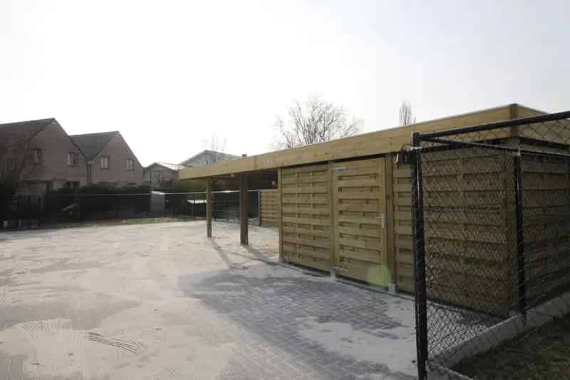 Parkeerplaats weg van de straat nabij centrum van Staden.
