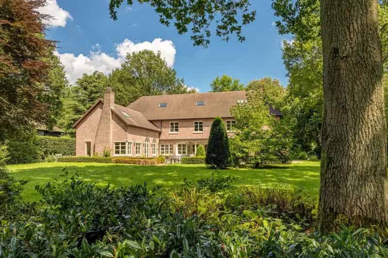 Riante villa met prachtige tuin en praktijk ruimte
