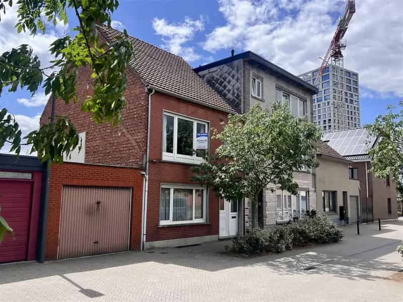 Woning met Garage voor Drie Wagens en Zuidgericht grote Tuin