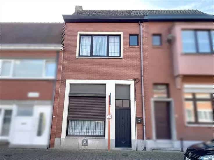 Huis Te Koop: Op te frissen woning met 3 slaapkamers