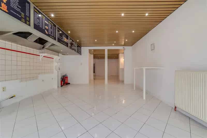 Handelsgelijkvloers met achterliggend prive gedeelte +  20 m² terras