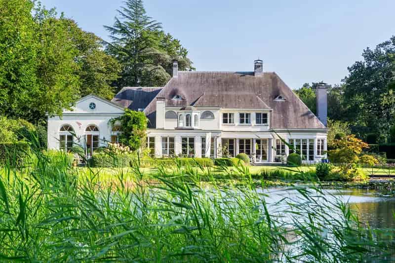 Exclusieve villa op 1.1ha met binnenzwembad, spa en lift