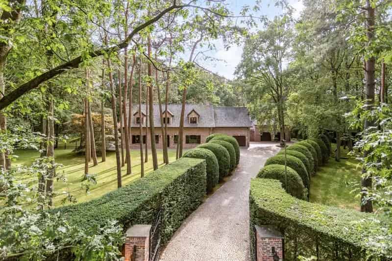 Huis te huur Schilde: Ruime villa met grote tuin en bijgebouw