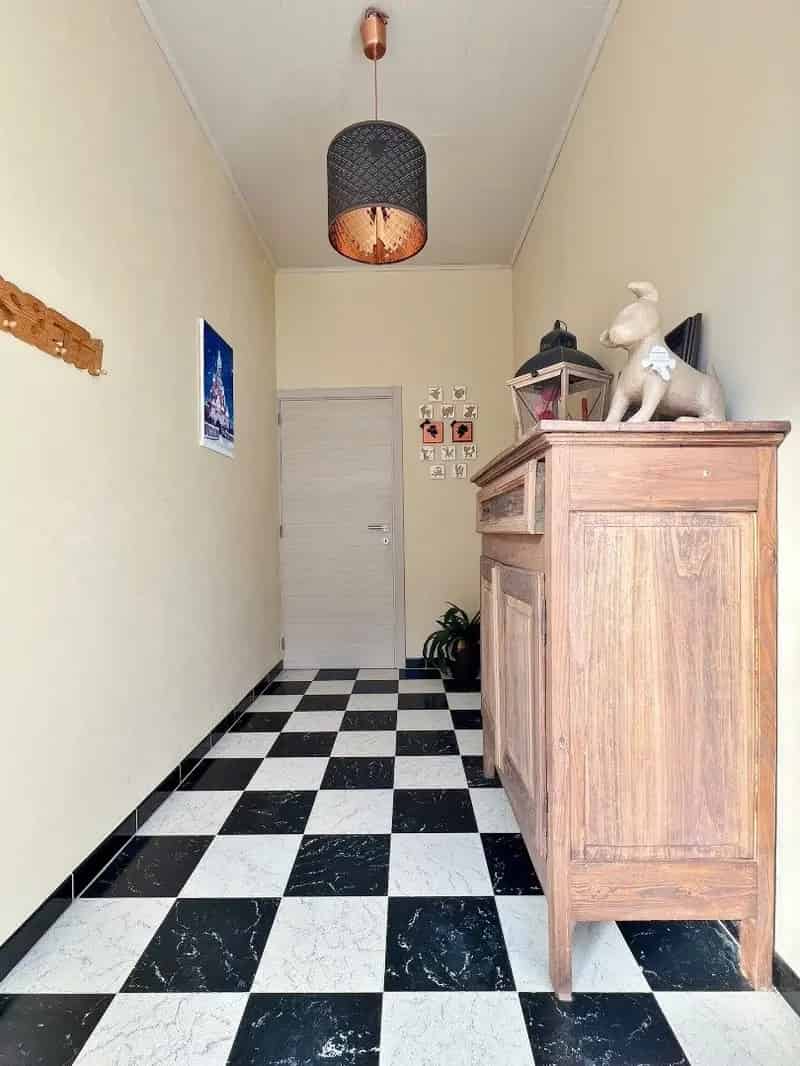 Rijwoning in de dorpskern met garage en zonnige tuin met open zicht over de velden.