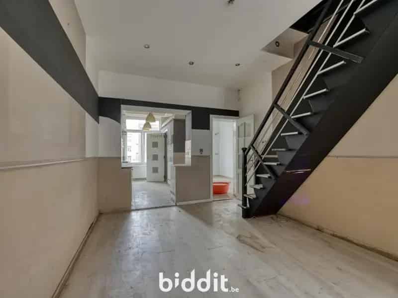 Een opbrengsthuis met 3 verd. + zolderverd.